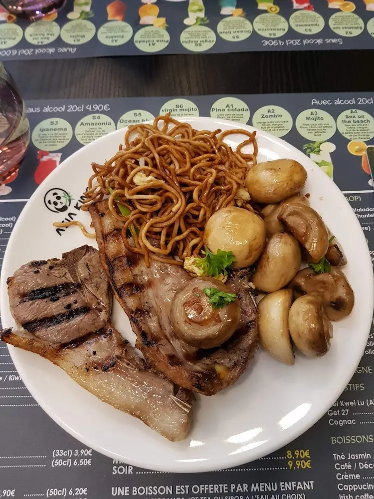 Côtes d'agneau Champignons Et Nouilles Sautées